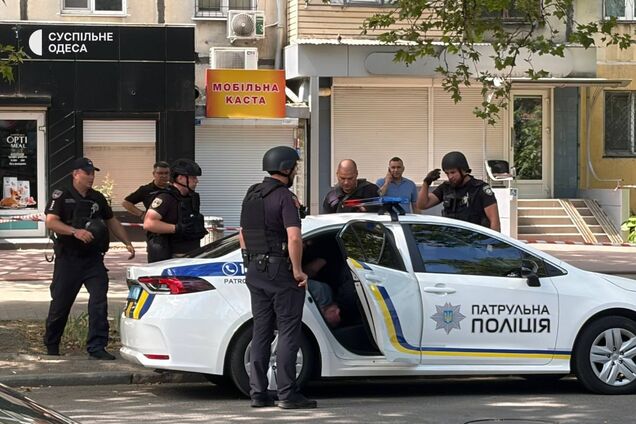 В Одесі чоловік взяв у заручники двох людей у перукарні: його затримали. Фото і відео