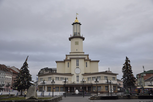 Яким був Івано-Франківськ у 30-х роках: фото з видом на ратушу
