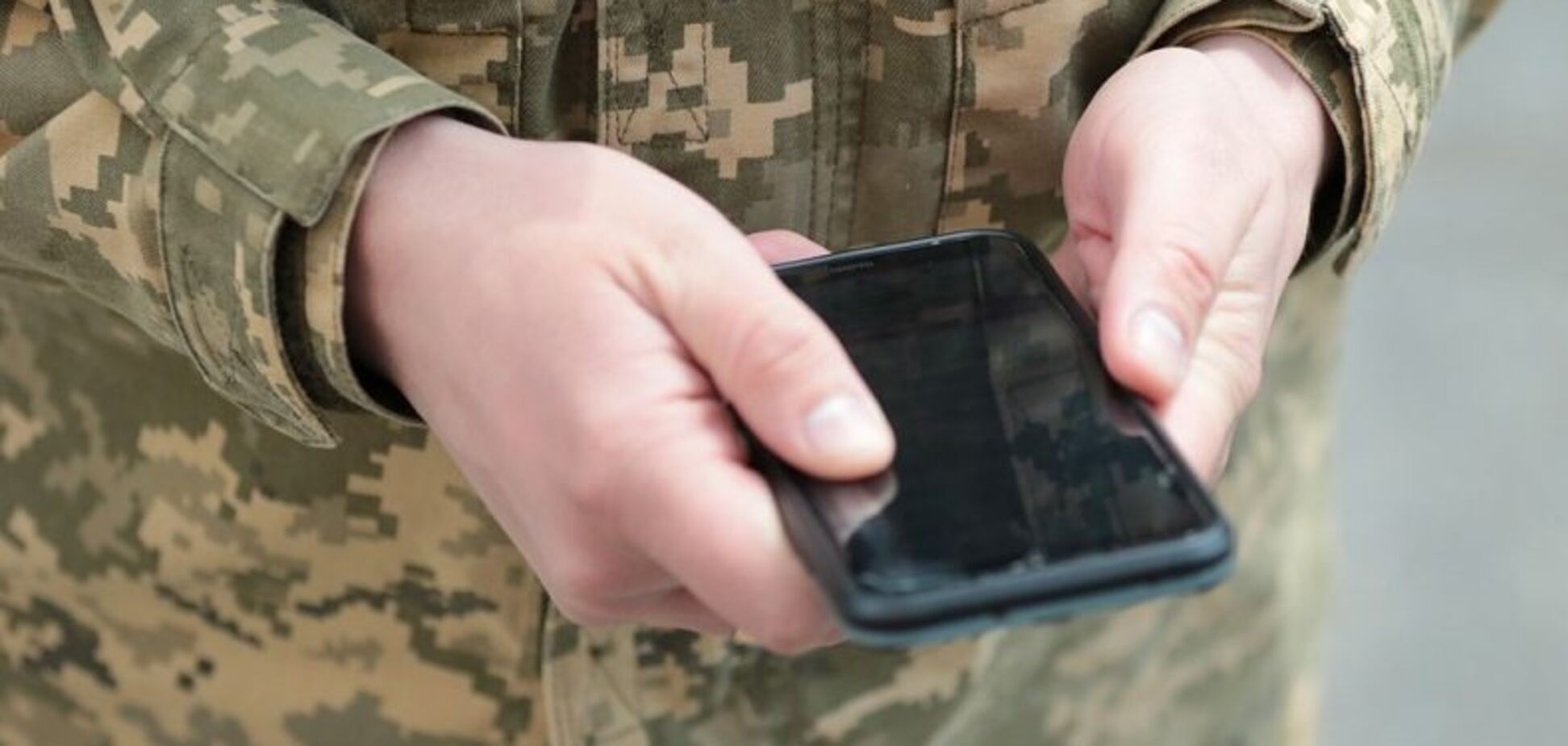 Перевірка телефону співробітником ТЦК. Ілюстративне фото