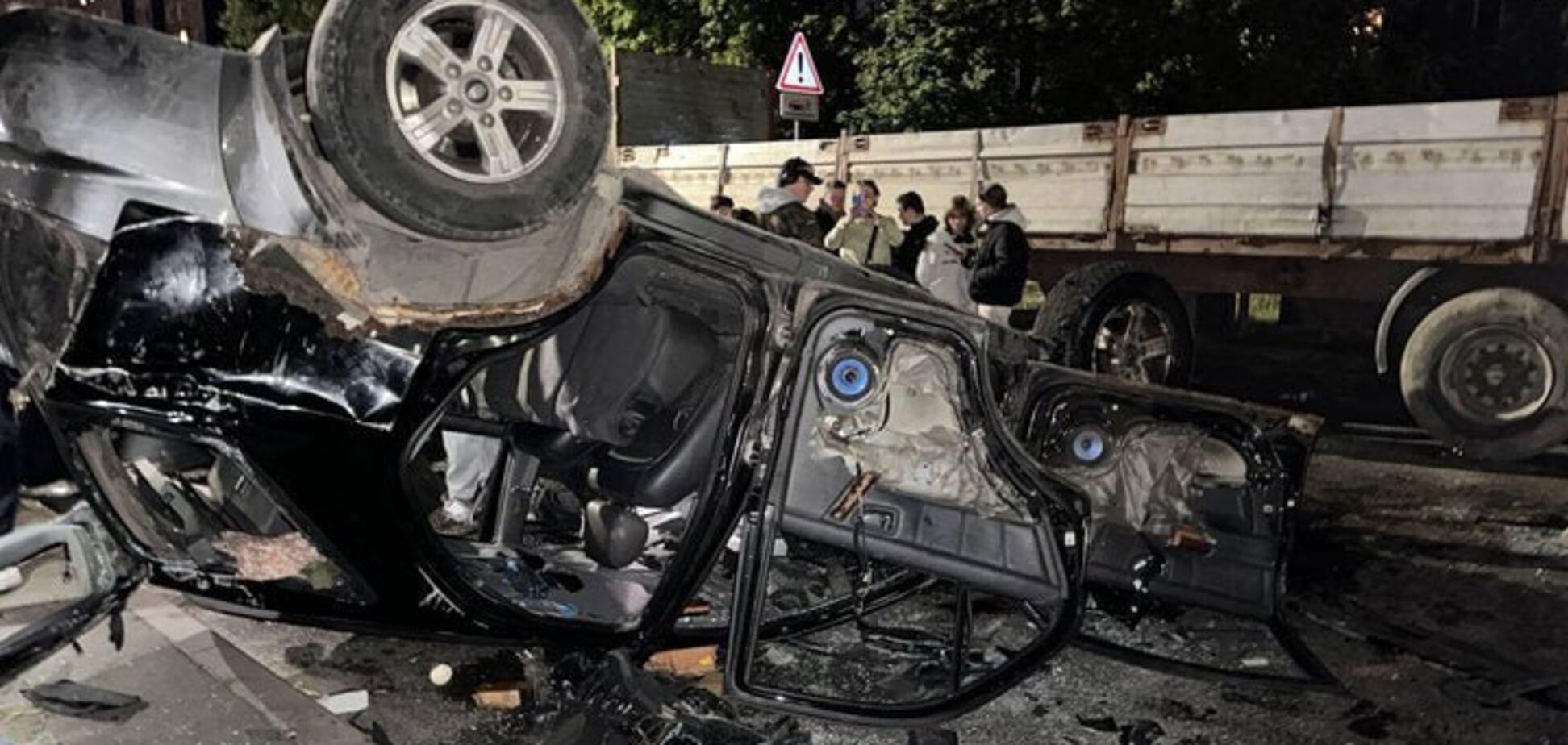 Во Львове толпа опрокинула автомобиль ТЦК