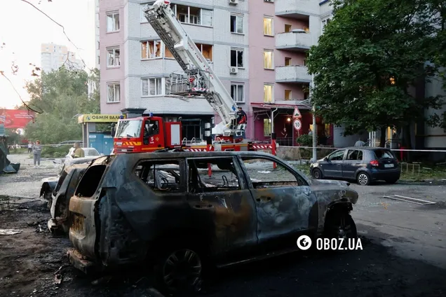 Глубокие воронки, поврежденные дома и сгоревшие автомобили: последствия обстрела со стороны РФ в Дарницком районе Киева. Фото и видео