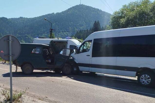 Микроавтобус с туристами попал в ДТП в Закарпатье: пострадали 13 человек, в том числе дети. Фото