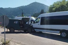 Микроавтобус с туристами попал в ДТП в Закарпатье: пострадали 13 человек, в том числе дети. Фото