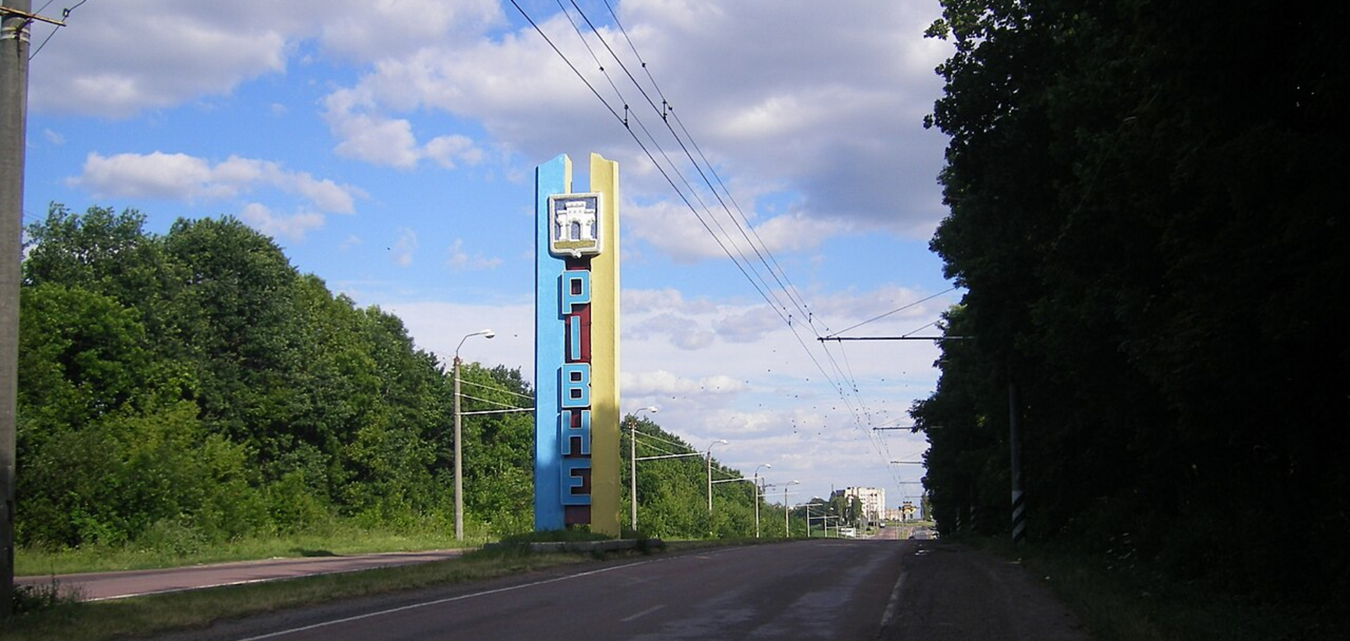 Стела на в'їзді в Рівне