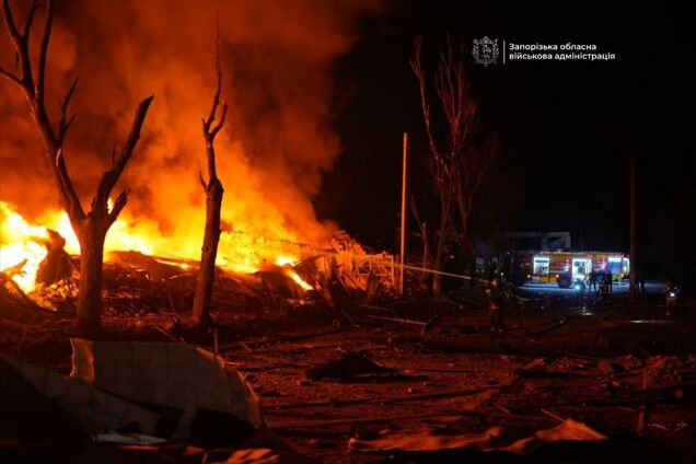 РФ массированно атаковала Запорожье: 5 человек погибли, вспыхнули пожары. Фото и видео