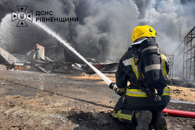 Было слышно за 17 км: в Ровенской области прогремел взрыв, горит завод по производству пенопласта. Фото и видео