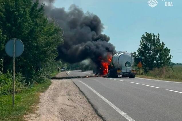 В Одесской области Россия нанесла удар по автоцистерне с маслом: двое погибших, есть пострадавшие. Фото и видео