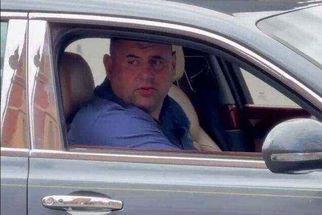 'Вы бандеровцы': поляк на Bentley в Лондоне подъехал к украинцам, собиравшим деньги для ВСУ, обругал их и скрылся. Видео