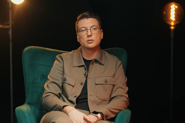 Дивився 'Відчайдушних домогосподарок' і не любив футбол. Відомий вчитель із Києва зізнався, що його 7 років булили в школі й називали 'дєвкою'