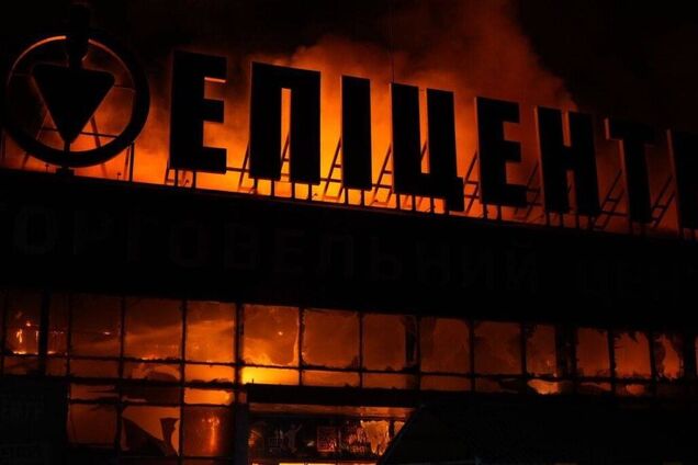 Росія завдала удару по 'Епіцентру' в Запоріжжі: сталась потужна пожежа. Фото і відео