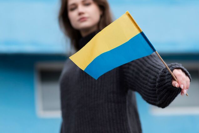 Иллюстрация — женщина с флагом Украины