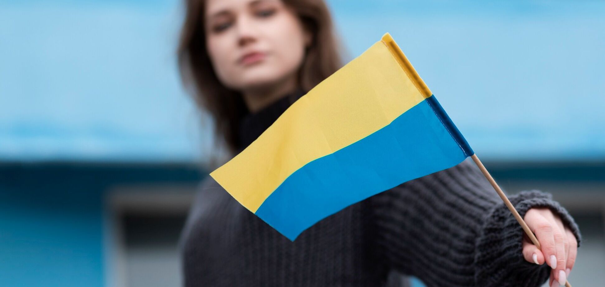 Иллюстрация — женщина с флагом Украины