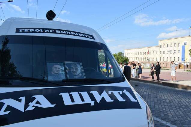 Город в трауре: в Кропивницком простились с двумя Героями, чьи жизни оборвала война. Фото