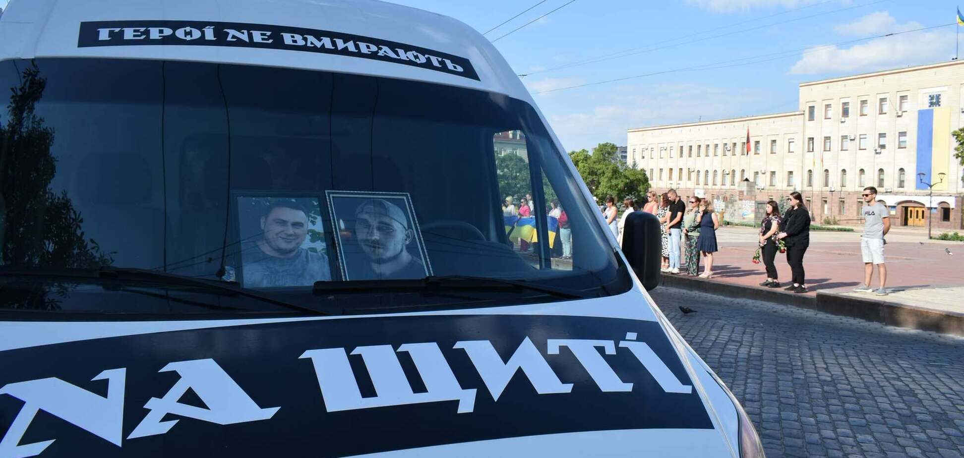 Місто в жалобі: у Кропивницькому попрощались з двома Героями, життя яких обірвала війна. Фото