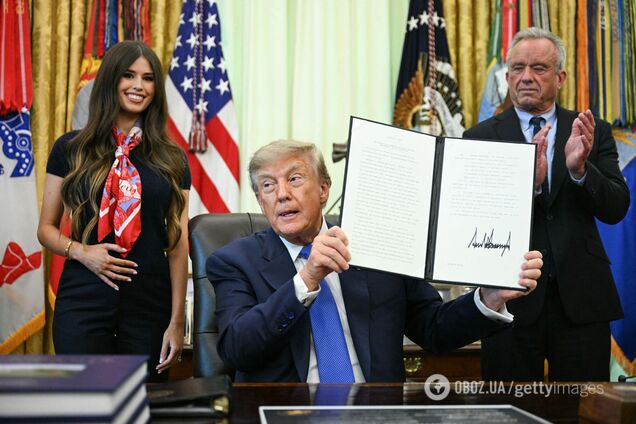 Трампа заподозрили в найме женщины, которая будит его на мероприятиях: видео взорвало интернет, но 'виновница' дала объяснения