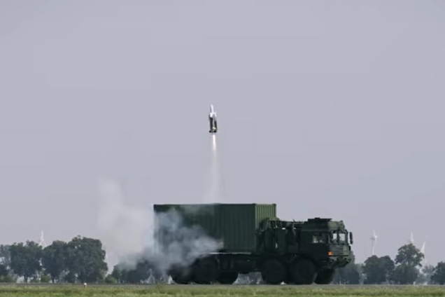 Rheinmetall 'научил' грузовики запускать ударные дроны во время движения. Фото и видео