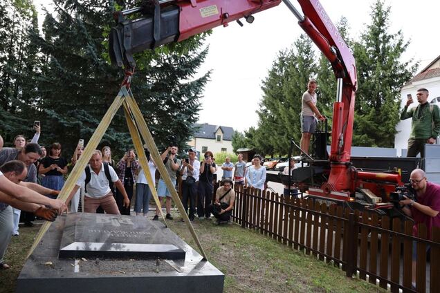 В Україну прибув пам'ятник з могили Євгена Коновальця у Роттердамі: де його встановлять. Фото