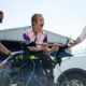 У Британії 15-річна дівчина із ДЦП змогла вперше пройтися завдяки роботу-екзоскелету: батьки назвали це 'неймовірним'
