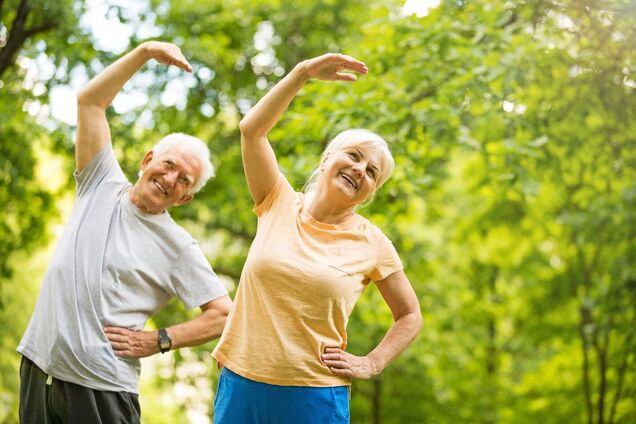 Как избавиться от боли в спине после 60 лет: 4 упражнения, которые стоит выполнять ежедневно