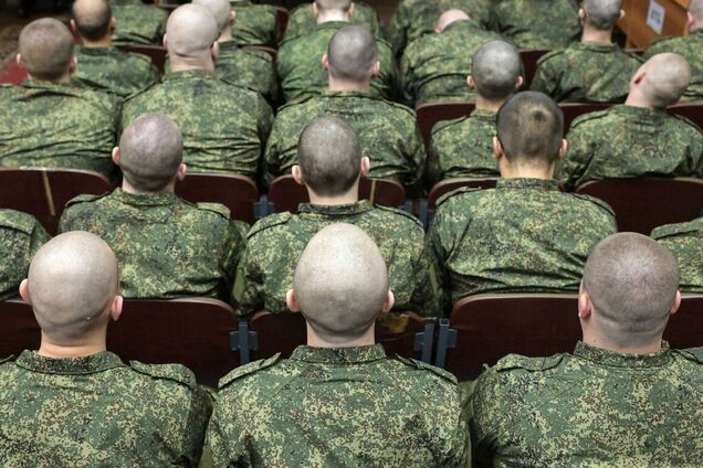 Кремль сделал ставку на вербовку контрактников из-за высоких рисков в случае мобилизации – The Guardian