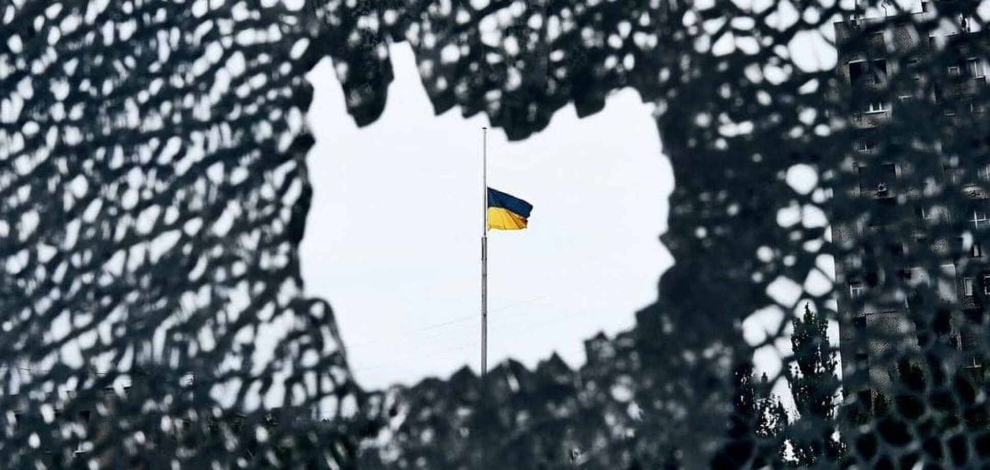 Флаг Украины на фоне маскировочной сетки
