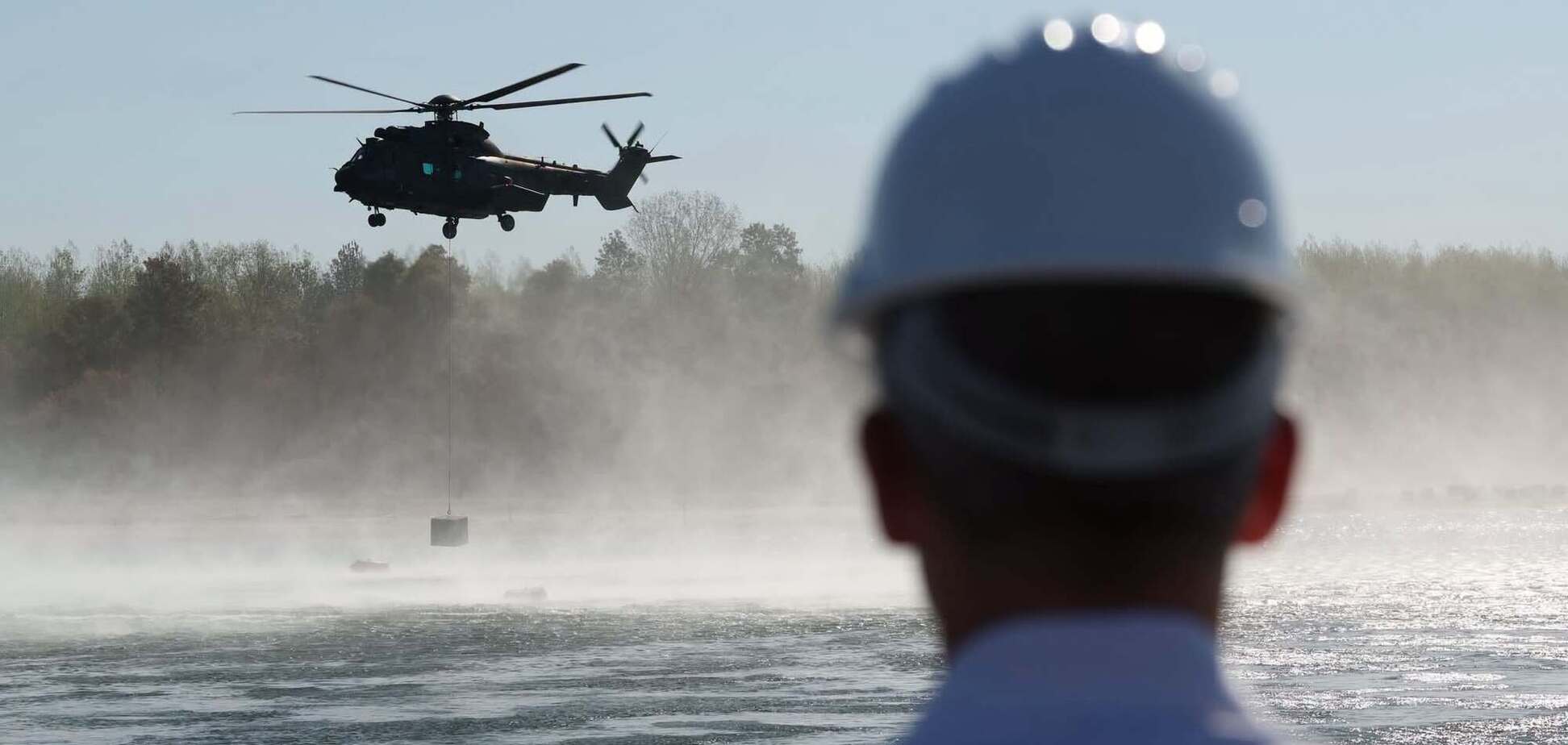 В Угорщині почали затоплення двох барж для підвищення рівня води в Дунаї