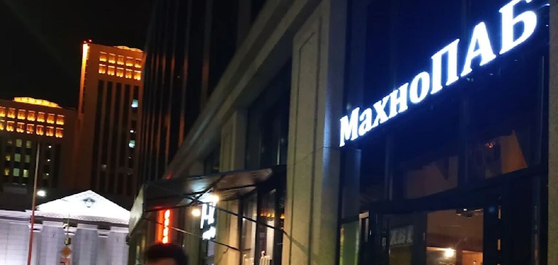 В центре Днепра драка группы мужчин и охраной заведения переросла в перестрелку: есть раненые. Фото