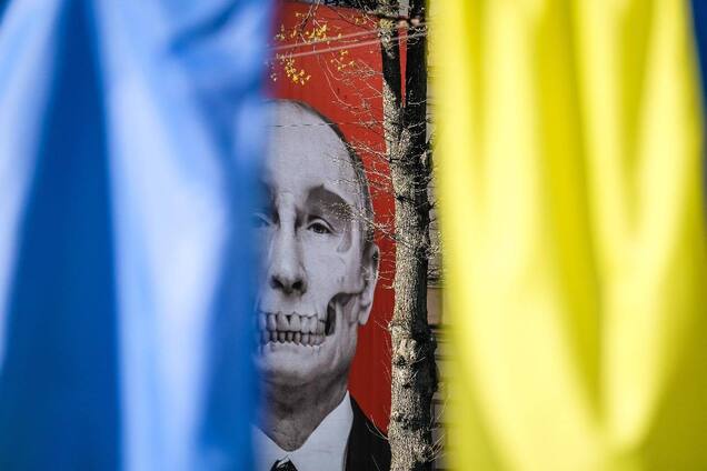 Карикатура на Путина на фоне украинского флага. Иллюстративное фото