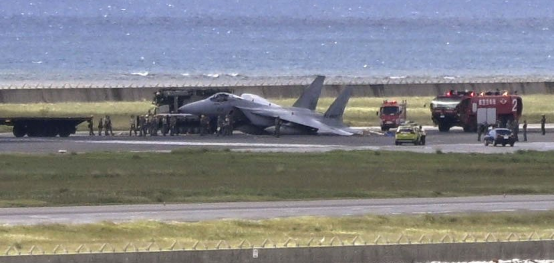 В Японии истребитель F-15 потерпел аварию при посадке и заблокировал взлетно-посадочную полосу