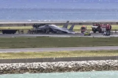 В Японии истребитель F-15 потерпел аварию при посадке и заблокировал взлетно-посадочную полосу