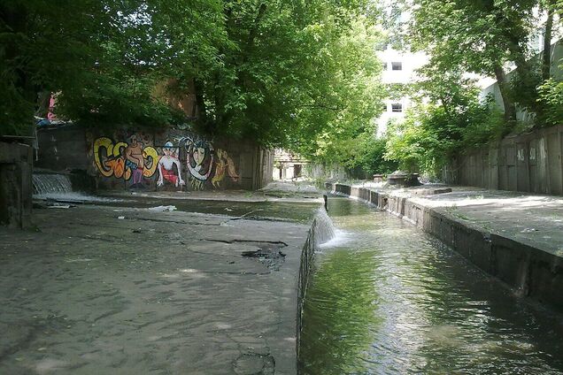 Річка Либідь у Києві в 1950-х роках: природнє русло та дерева вздовж берегів. Архівне фото