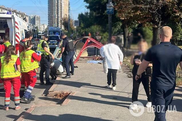 У Києві легковик зіткнувся з маршруткою, а потім зніс зупинку: є загиблі та травмовані. Відео ДТП, фото та подробиці