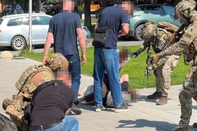 СБУ затримала іноземців, які на замовлення РФ підпалили опорну електропідстанцію в Чернівцях