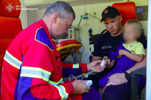 В Житомирской области 2-летний мальчик заблудился и провел ночь в лесу: ребенка искали 240 человек. Фото