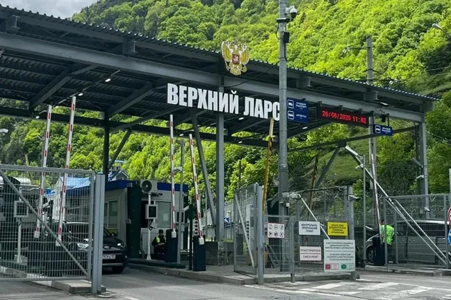 Стоять у чергах на кордоні: росіяни масово виїжджають до Грузії через чутки про мобілізацію після виборів
