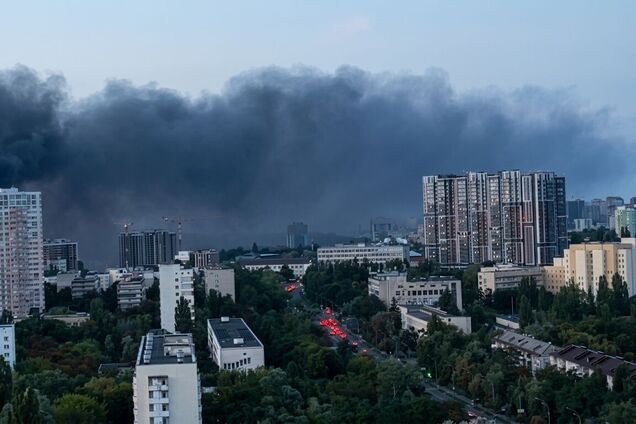 В Голосеевском районе загорелось здание бизнес-центра