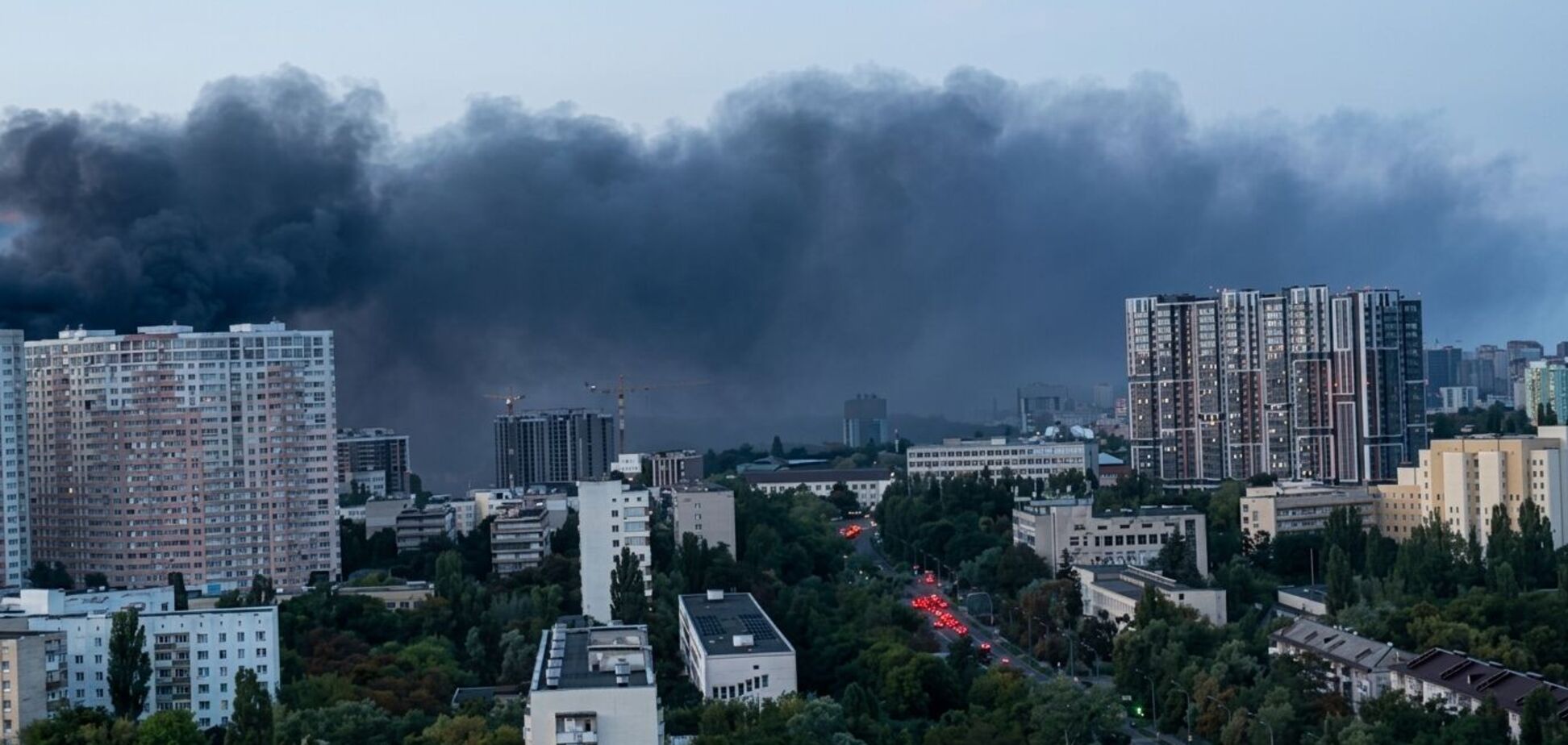 В Голосеевском районе загорелось здание бизнес-центра