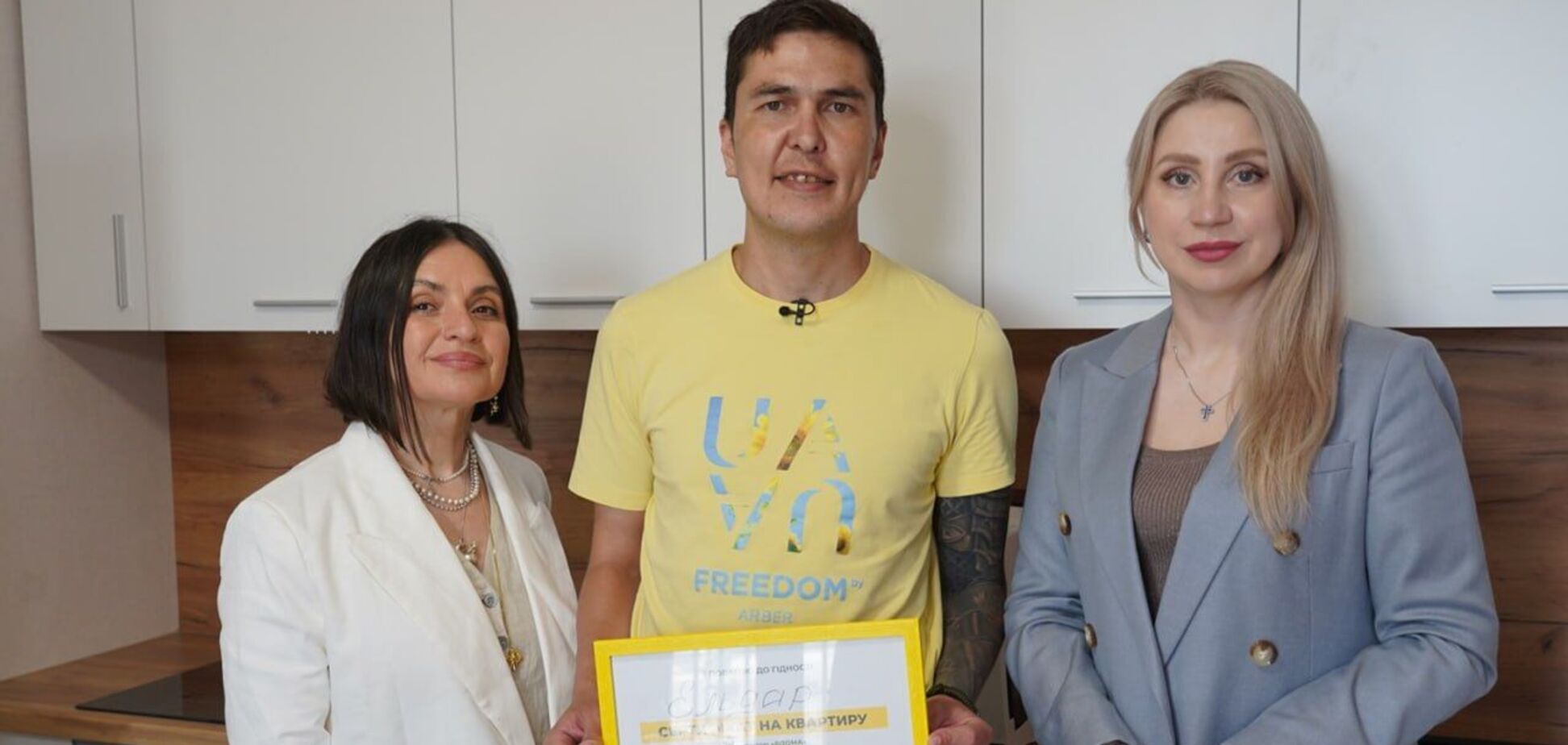 Генеральна директорка Фонду Ксенія Сухова подякувала захиснику за оборону Маріуполя та побажала затишку й щасливих моментів у новій оселі