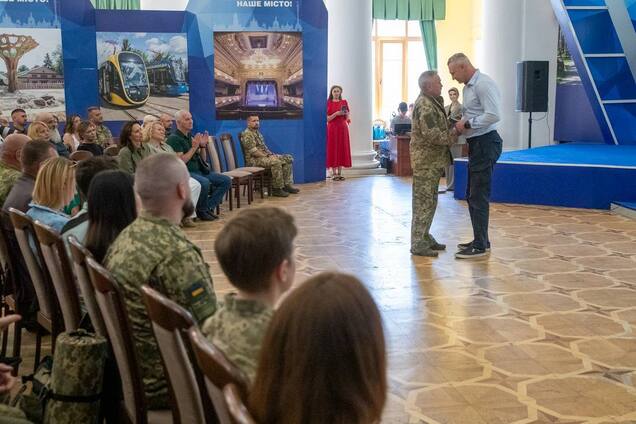 Тих, хто бився за свободу: Кличко напередодні Дня Незалежності нагородив українських воїнів