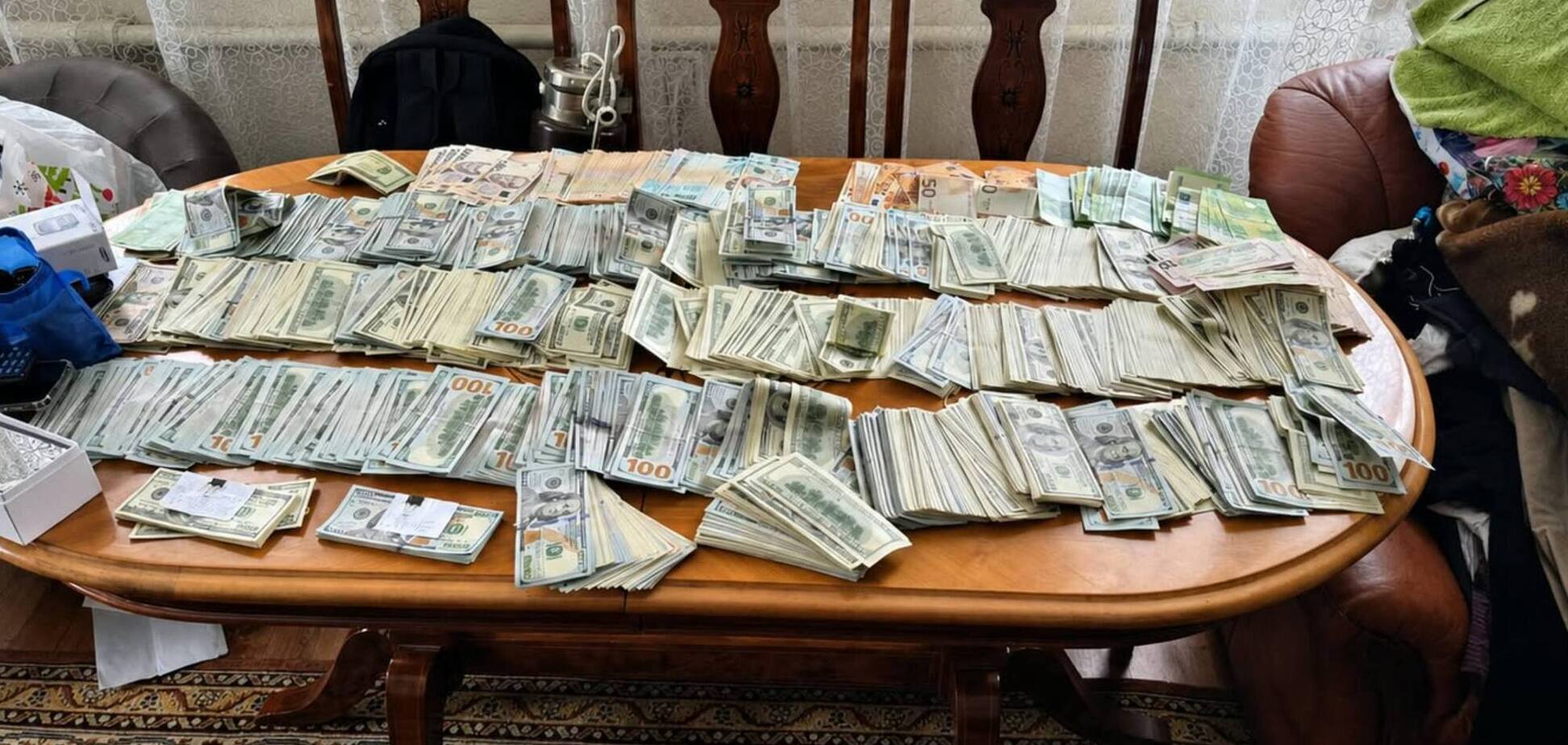 Гроші, вилучені під час обшуку у голови ВЛК