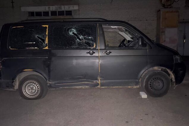 У Луцьку 30 цивільних розтрощили авто ТЦК і побили двох військовослужбовців. Фото