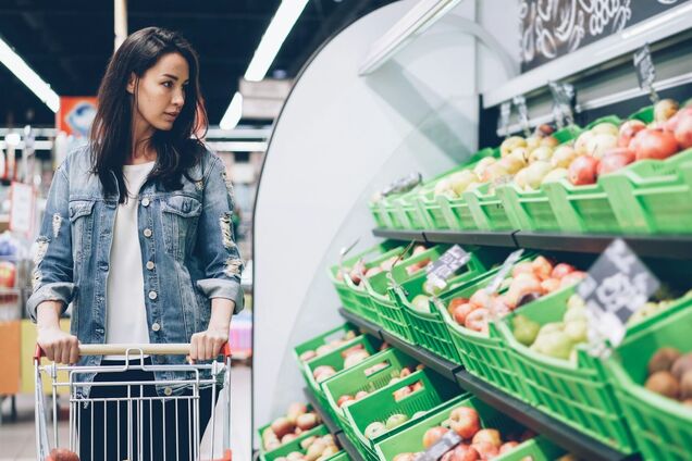Ілюстрація - жінку купує продукти в супермаркеті