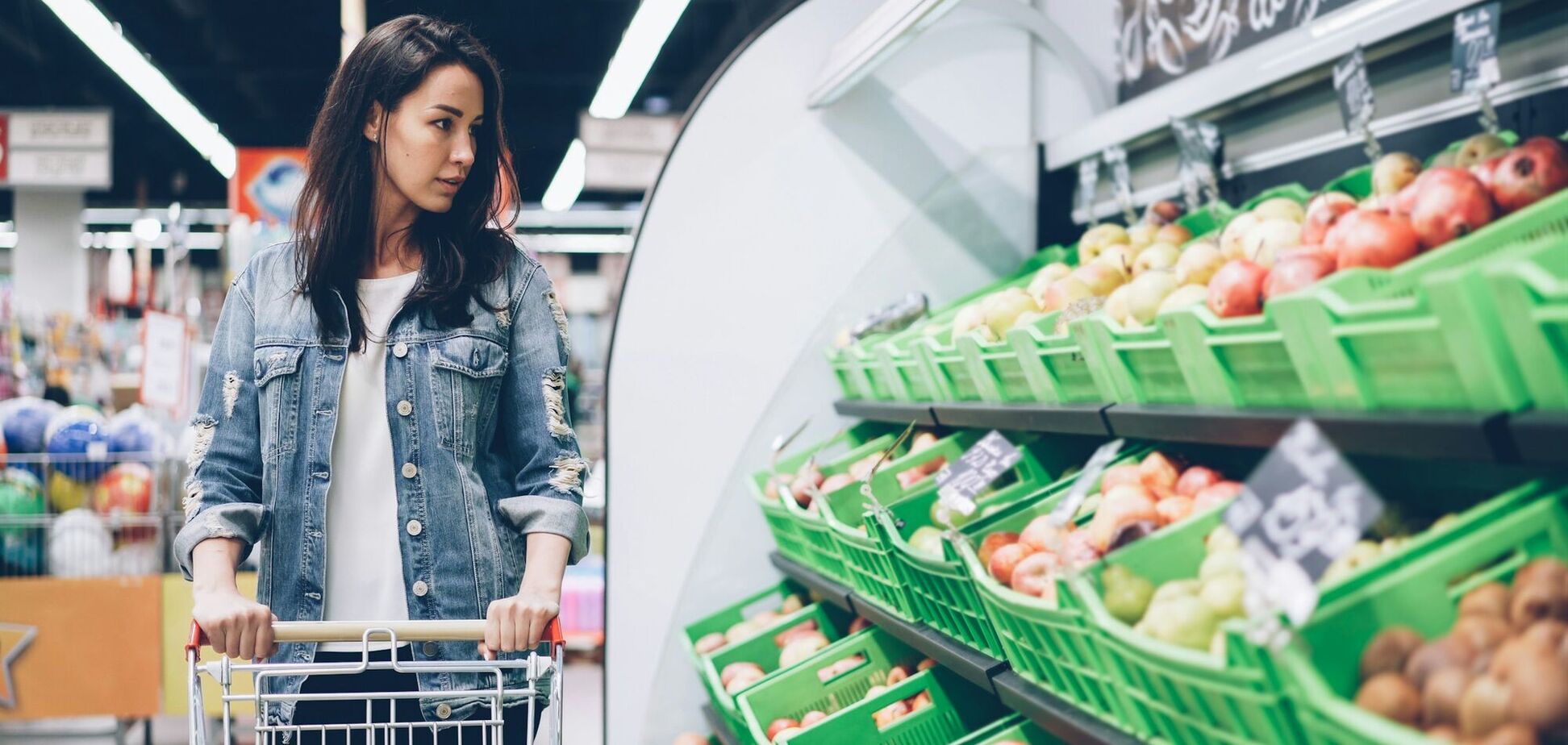 Ілюстрація - жінку купує продукти в супермаркеті
