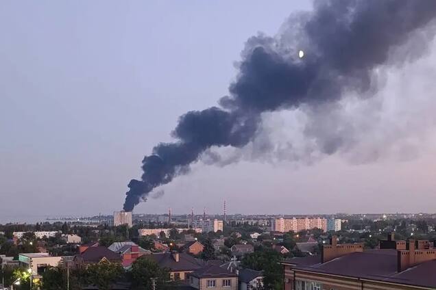 У російському Таганрозі спалахнула потужна пожежа: горіли склади і автостоянка. Відео