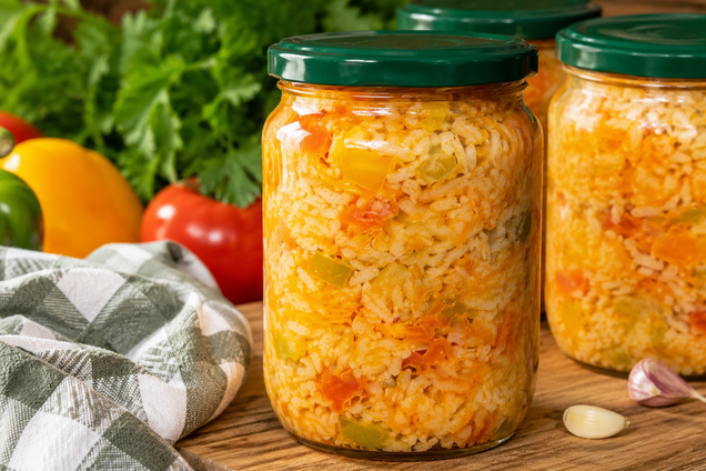 Вкусный салат с рисом на зиму: добавьте много сезонных овощей