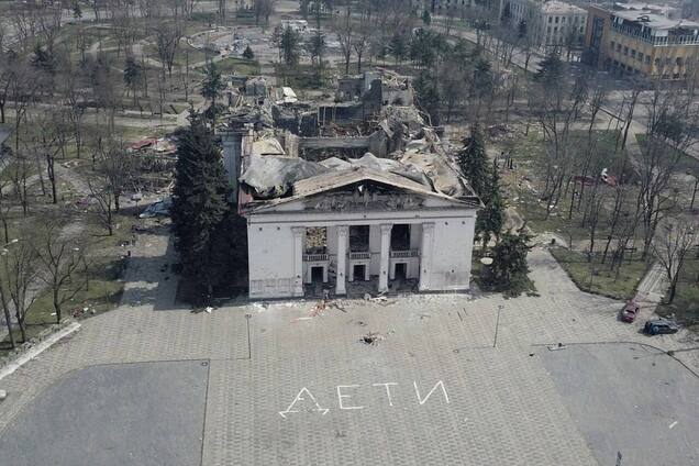 Россия выпустила пропагандистский фильм о Мариупольском драматическом театре, где её армия убила сотни украинцев