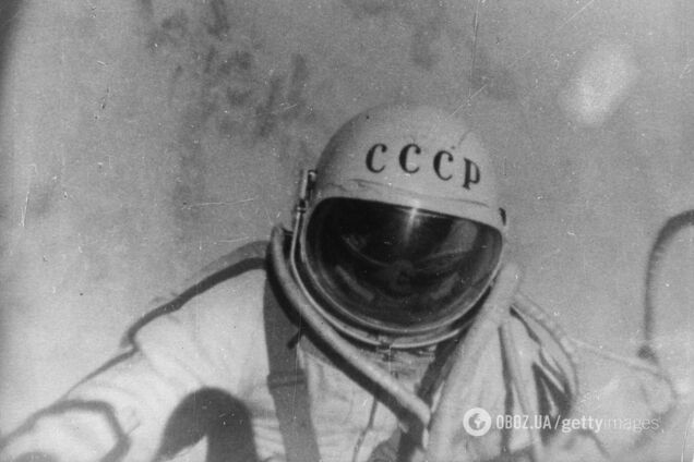 У 1965-му Леонов першим вийшов у відкритий космос і не зміг повернутись назад через скафандр: як вдалося вирішити ситуацію