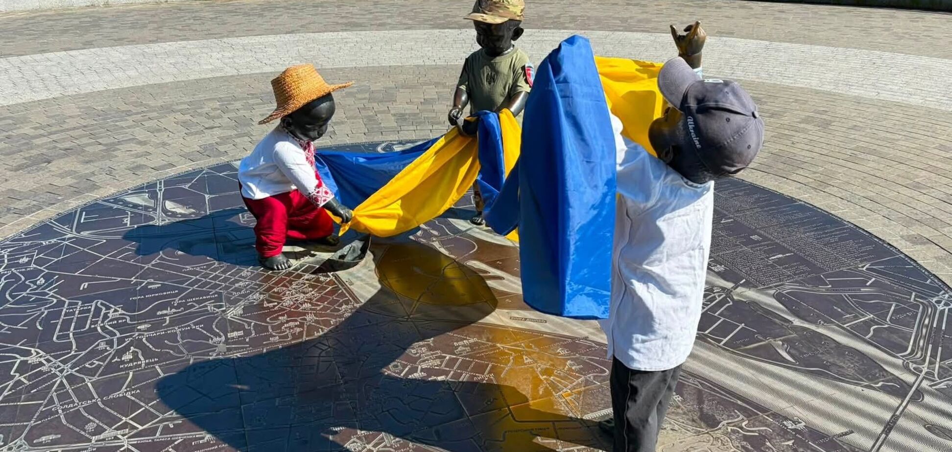 Малюки-засновники Києва в національному вбранні.