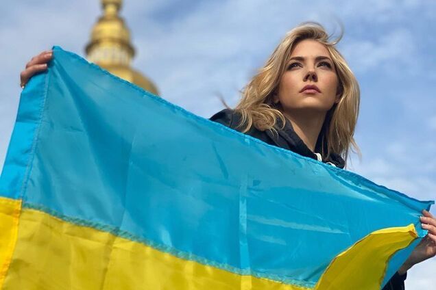 «Мы выиграем эту войну». Подруга Украины Кэтрин Винник приехала в Киев специально к большому празднику и появилась в вышиванке-обереге