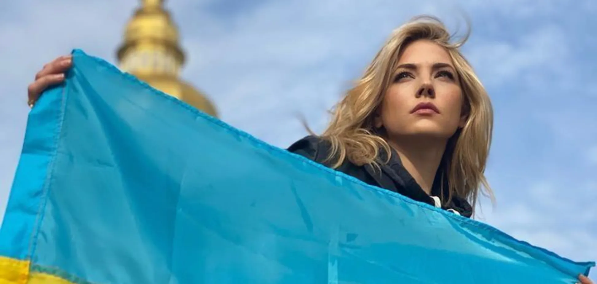 «Мы выиграем эту войну». Подруга Украины Кэтрин Винник приехала в Киев специально к большому празднику и появилась в вышиванке-обереге